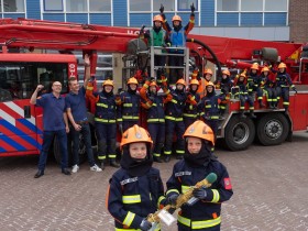 Jeugdbrandweer ontvangt estafettestok